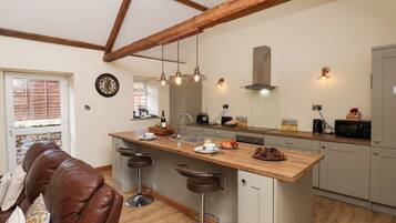 Cottage | Private kitchen | Fridge, microwave, dishwasher, electric kettle