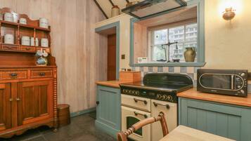 Cottage | Private kitchen | Fridge, cookware/dishes/utensils
