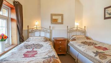 Cottage | 2 bedrooms, individually decorated, individually furnished, free WiFi