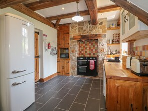 Cottage | Private kitchen | Fridge, dishwasher, electric kettle, cookware/dishes/utensils - Lees Moor Cottage (Matlock)