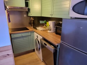Kylskåp, mikrovågsugn, ugn och diskmaskin