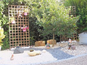 Property grounds - Charming Apartment with Terrace Near Skiing, Hiking, and Lakes in Saint-Dié-des-Vosges (Saint-Dié-des-Vosges)