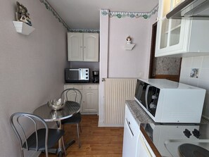 Fridge, microwave, dishwasher - Charming Apartment with Terrace Near Skiing, Hiking, and Lakes in Saint-Dié-des-Vosges (Saint-Dié-des-Vosges)