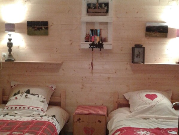 2 bedrooms, free WiFi - Charming Chalet with Nature Views, Near Colmar & Gérardmer, Ideal for 4, Free WiFi (Plainfaing)