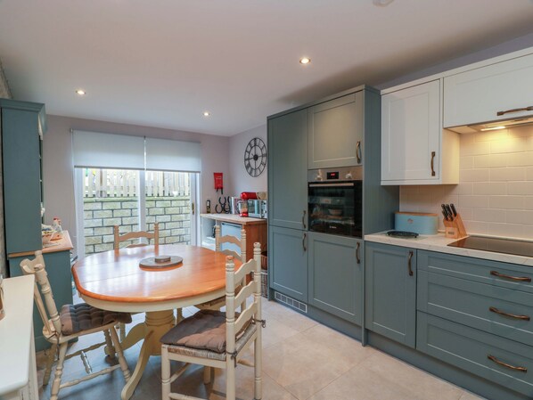 Cottage | Private kitchen | Fridge, dishwasher, cookware/dishes/utensils