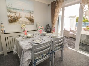 Refrigerador, tetera/pava eléctrica, utensilios de cocina