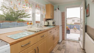 Cottage | Private kitchen | Fridge, electric kettle, cookware/dishes/utensils