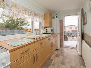 Cottage | Private kitchen | Fridge, electric kettle, cookware/dishes/utensils - Sandpiper (Dumfries)