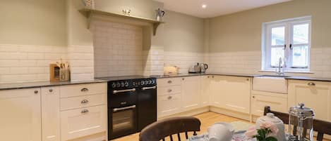 Feriehus | Privat køkken | Opvaskemaskine, køkkentøj/tallerkener/redskaber