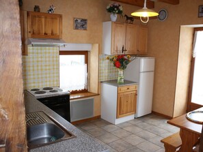 Kylskåp, mikrovågsugn, ugn och diskmaskin