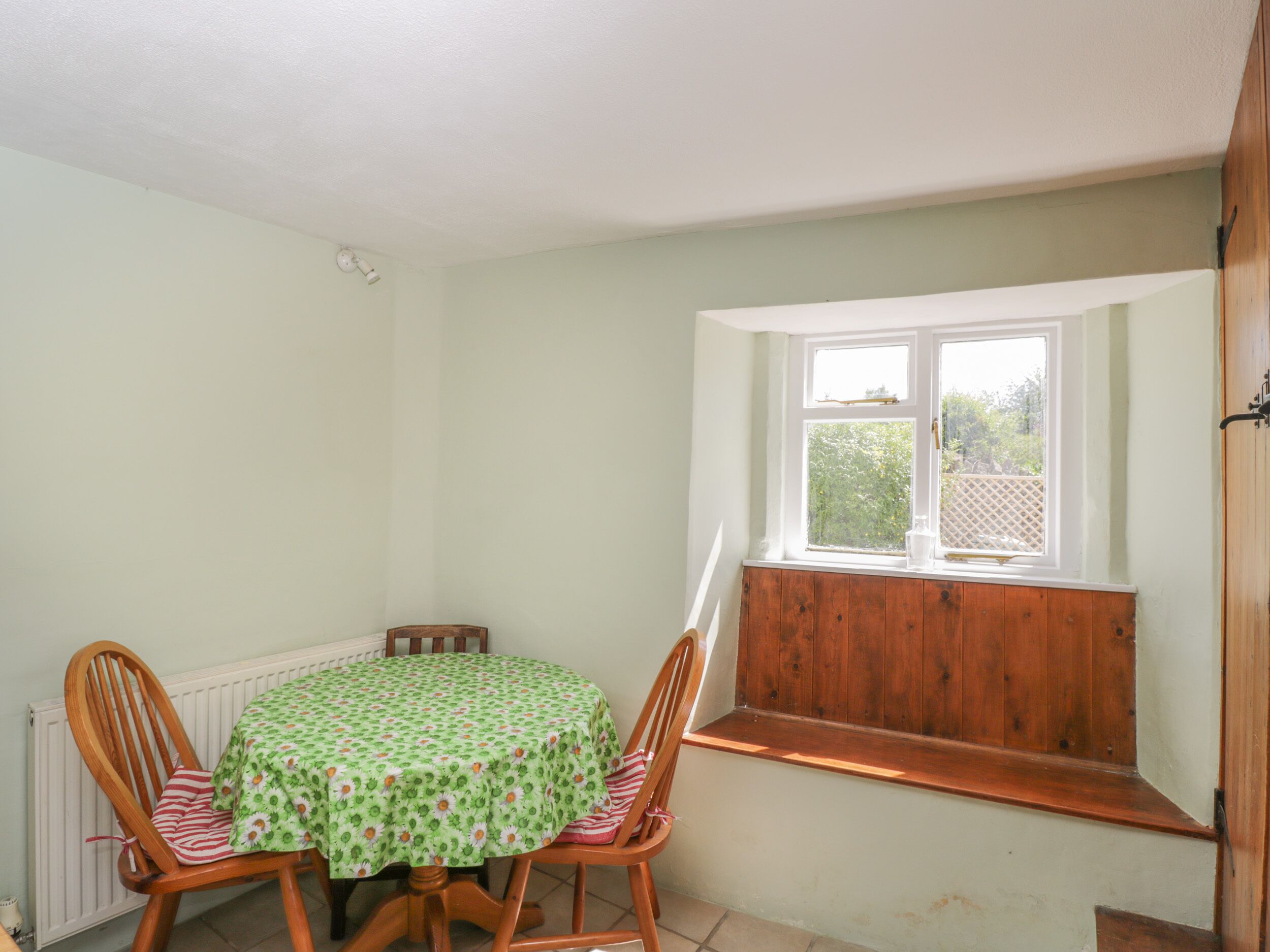 Cottage | Private kitchen | Fridge, microwave, cookware/dishes/utensils