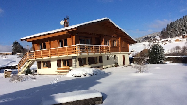 A wooden chalet with a balcony, surrounded by snow-covered landscape. - Cozy Mountain Retreat Near Gérardmer – Ski, Hike, Relax! (Gérardmer)