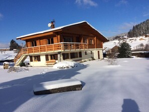 A wooden chalet with a balcony, surrounded by snow-covered landscape. - Cozy Mountain Retreat Near Gérardmer – Ski, Hike, Relax! (Gérardmer)