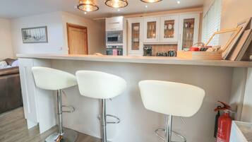 Småhus | Eget kjøkken | Kjøleskap, oppvaskmaskin, brødrister og kjøkkenutstyr