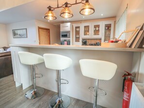 Cottage | Private kitchen | Fridge, dishwasher, toaster, cookware/dishes/utensils - Treetops (Newcastle-upon-Tyne)