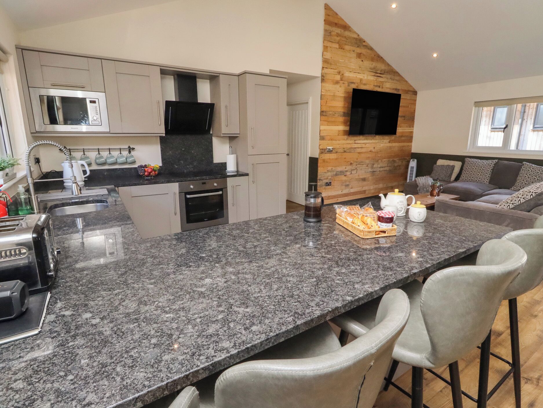 Cottage | Privékeuken | Een koelkast, een vaatwasser, een waterkoker, een broodrooster