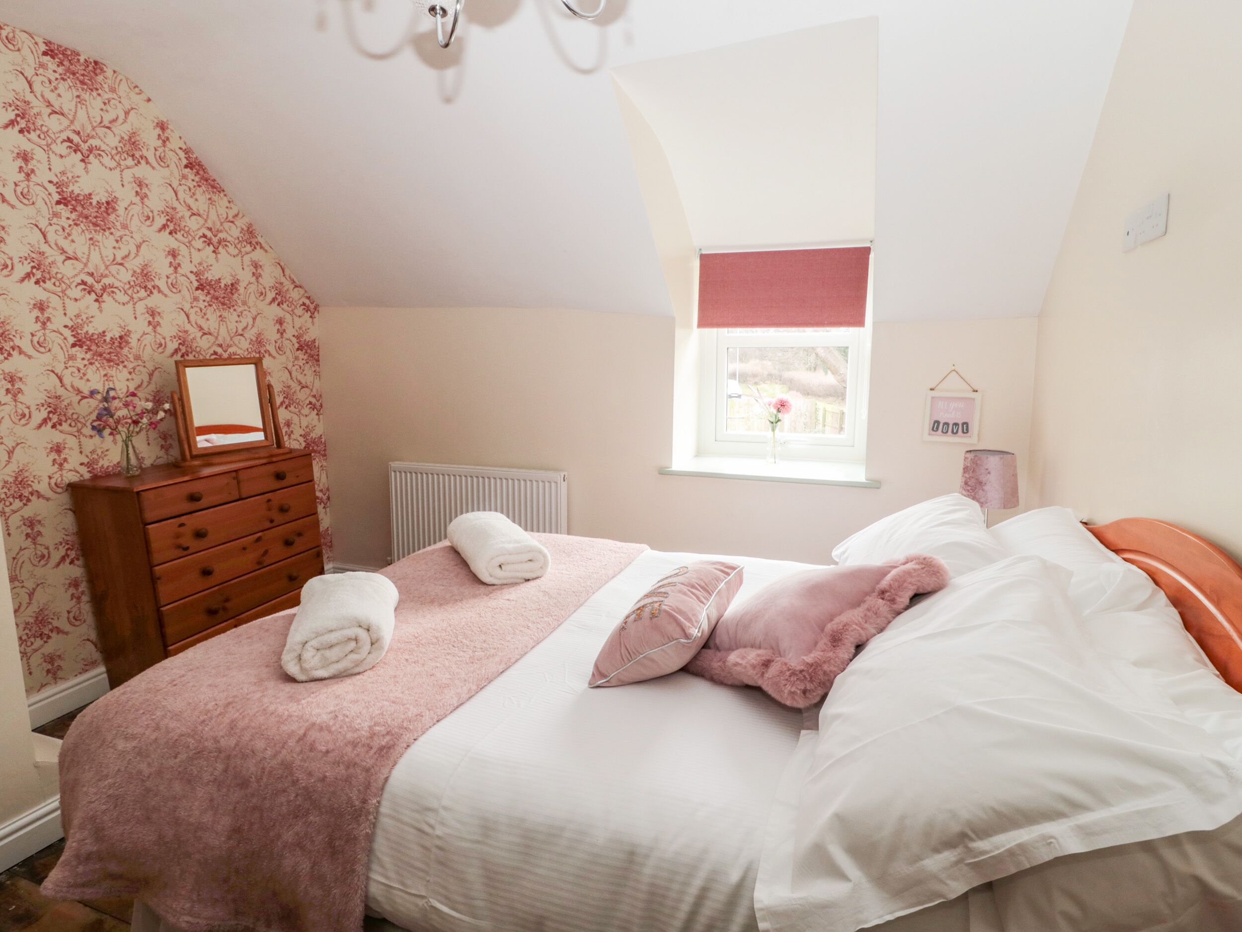 Cottage | 2 bedrooms, individually decorated, individually furnished, free WiFi