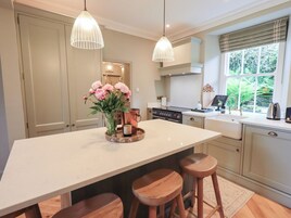 Refrigerador, lavavajillas, utensilios de cocina