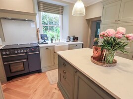 Refrigerador, lavavajillas, utensilios de cocina