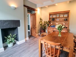 Cottage | Private kitchen | Fridge, dishwasher, electric kettle, toaster