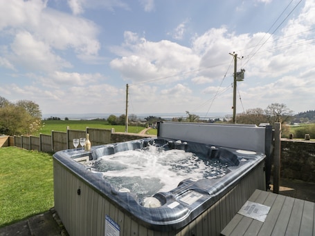 Cottage | Outdoor spa tub
