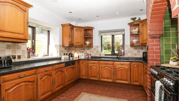 Cottage | Private kitchen | Fridge, dishwasher, electric kettle, toaster