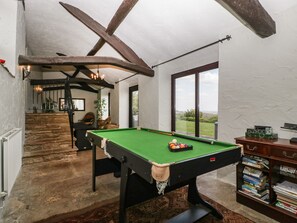 Cottage | Game room - Moors Farm (Newnham)
