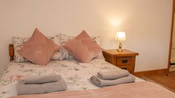 Cottage | 4 bedrooms, individually decorated, individually furnished, free WiFi