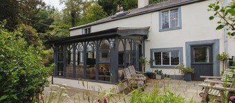 Cwmalis Hall