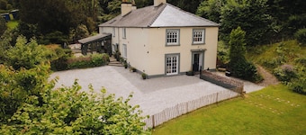 Cwmalis Hall