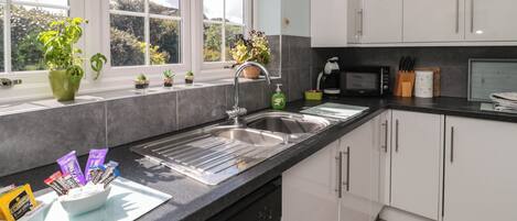 Lemari es, mesin pencuci piring, dan ketel listrik