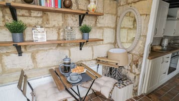 Cottage | Private kitchen | Fridge, dishwasher, electric kettle, toaster