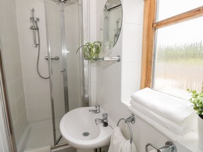 Cottage | Bathroom | Shower - Holmer Farm (Leominster)