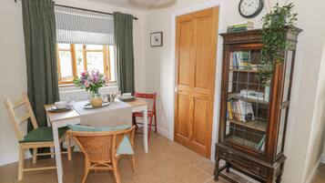 Cottage | Dining