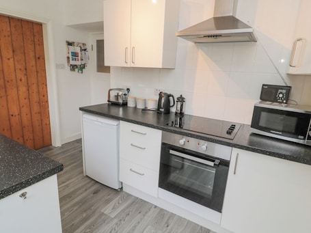 Cottage | Private kitchen | Fridge, electric kettle, toaster, cookware/dishes/utensils