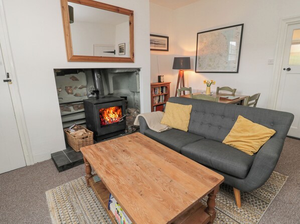 Cottage | Living area | Fireplace