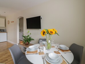 Cottage | Privékeuken | Een vaatwasser, kookgerei, borden en bestek