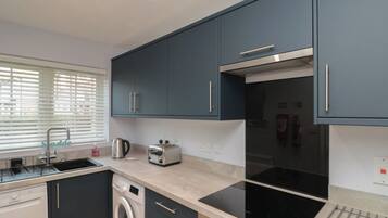 Cottage | Private kitchen | Fridge, dishwasher, cookware/dishes/utensils