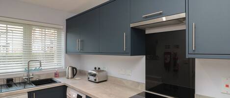 Cottage | Private kitchen | Fridge, dishwasher, cookware/dishes/utensils