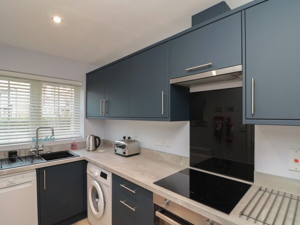 Cottage | Private kitchen | Fridge, dishwasher, cookware/dishes/utensils - Seadrift (Filey)