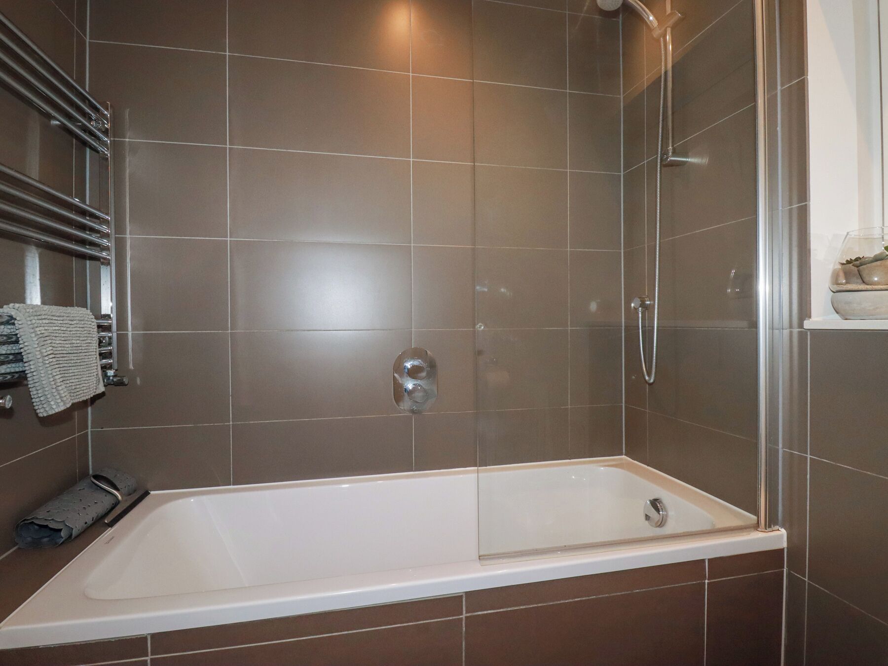 Cottage | Bathroom | Shower, hair dryer, toilet paper