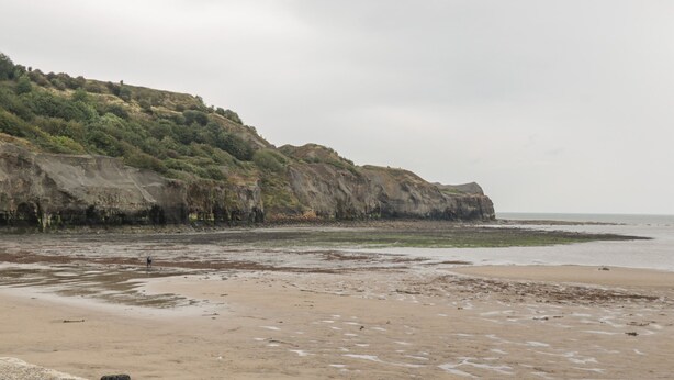 A beach with a rocky cliff and a pebbly shore. - Mulgrave Cottage (Saltburn-by-the-Sea)