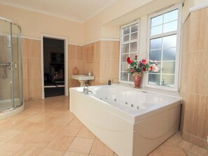 Shower - Auchentroig House (Glasgow)