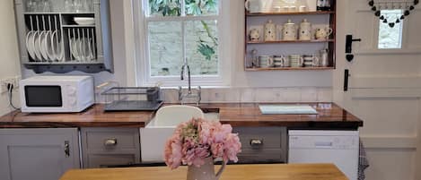 Stuga | Eget kök | Kylskåp, diskmaskin, vattenkokare och brödrost