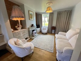 Cottage | Living room | Fireplace