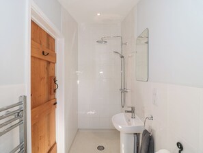 Cottage | Bathroom | Shower - Swallows, 1 The Old Stables (Witney)
