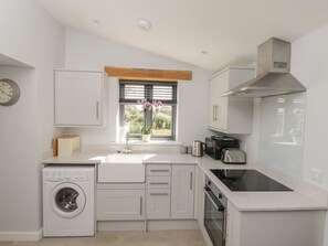 Cottage | Private kitchen | Fridge, electric kettle, toaster, cookware/dishes/utensils - Kingfisher, 2 The Old Stables (Witney)