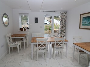 Cottage | Private kitchen | Fridge, dishwasher, electric kettle, toaster - One Dolfor (Pwllheli)