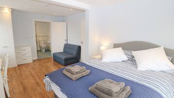 Cottage | 4 bedrooms, individually decorated, individually furnished, free WiFi