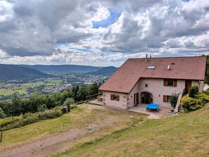 Exterior - Spacious modern cottage, 8 pers, private terrace, pets allowed, WiFi (Vagney)